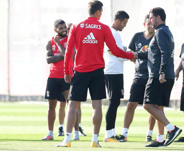 Benfica treina com vrios jogadores da B
