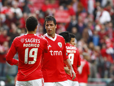Jogadores do Benfica festejam golo
