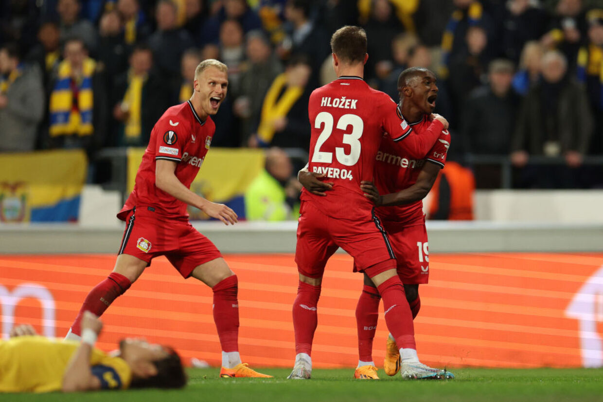 Leverkusen chega ao 13º jogo sem perder e derruba o Leipzig