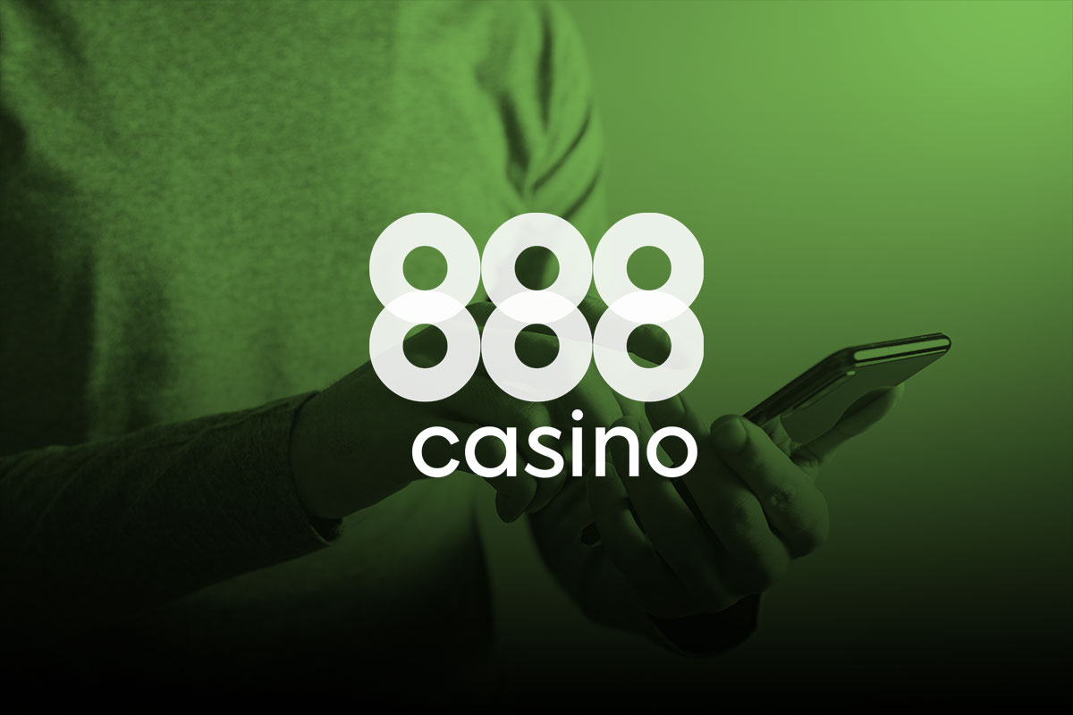 Imagem grfica de divulgao do cdigo promocional 888 bnus com logotipo da casa de apostas contra fundo em tons spia de pessoa segurando telemvel. 