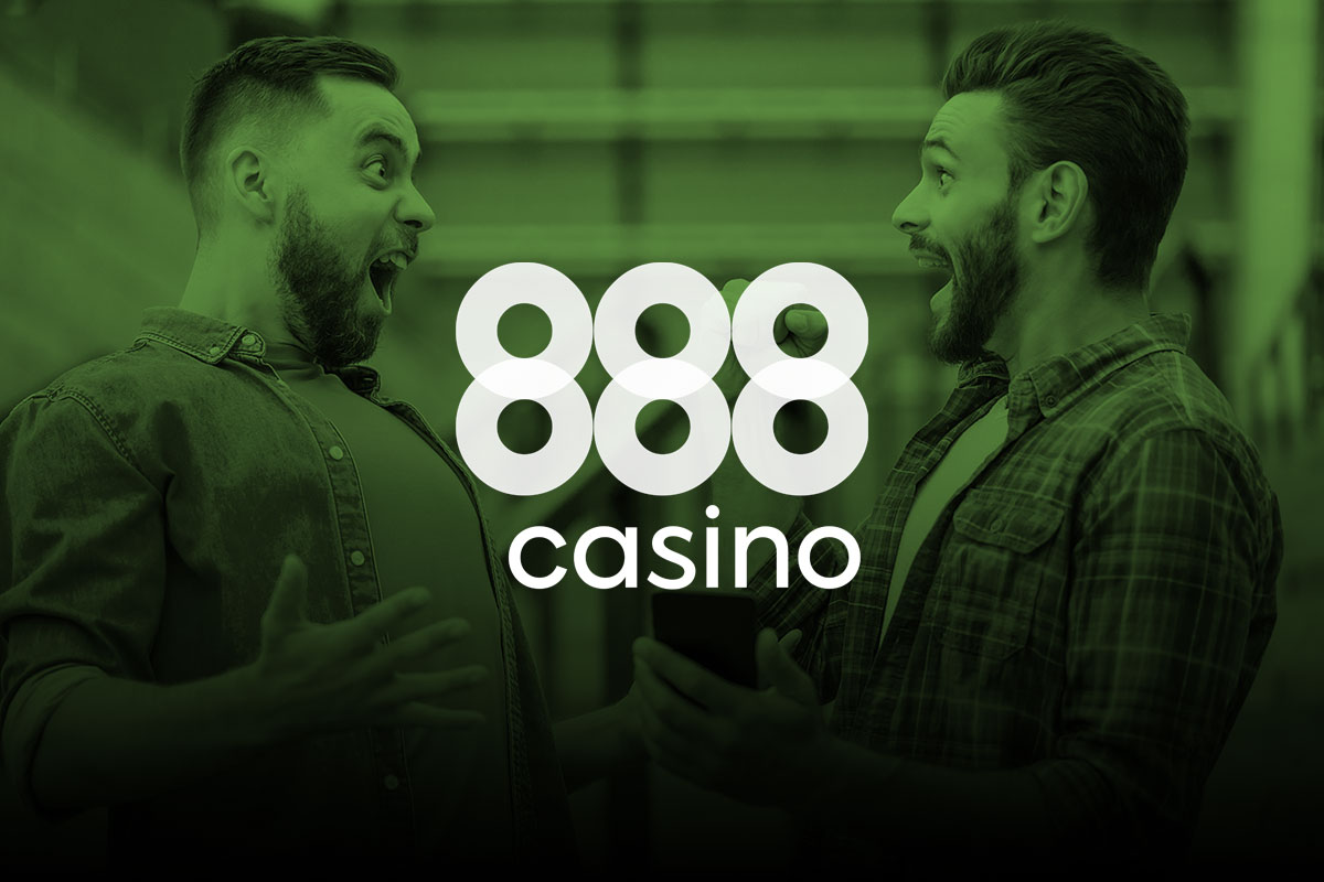 Imagem de divulgao do cdigo promocional 888 com logotipo da casa de apostas em branco contra imagem de dois homens olhando-se surpresos em tons spia. 