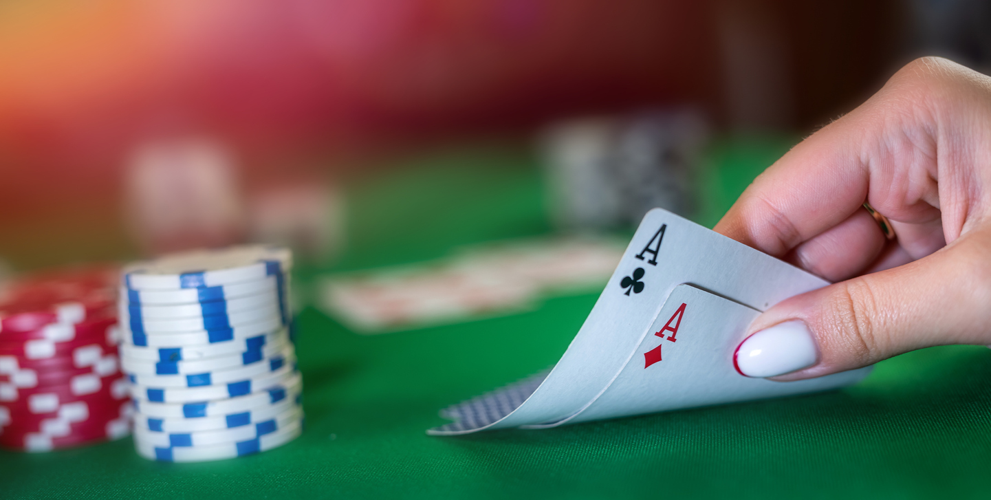 Foto de cartas de baralho e fichas em mesa representando a diverso aps usar o cdigo promocional 888 para o bnus de boas-vindas.