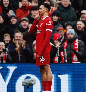 Enzo protagonista no Chelsea; Marco Silva perde em Liverpool em jogo de loucos