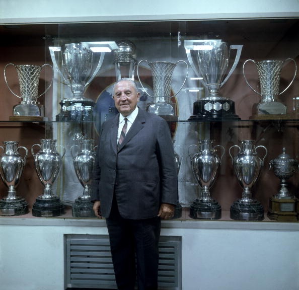 Santiago Bernabéu na sala de troféus do Real Madrid