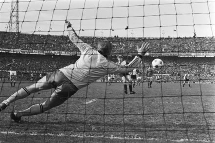Nico Jansen bate o penálti num Feyenoord x Ajax em 1976