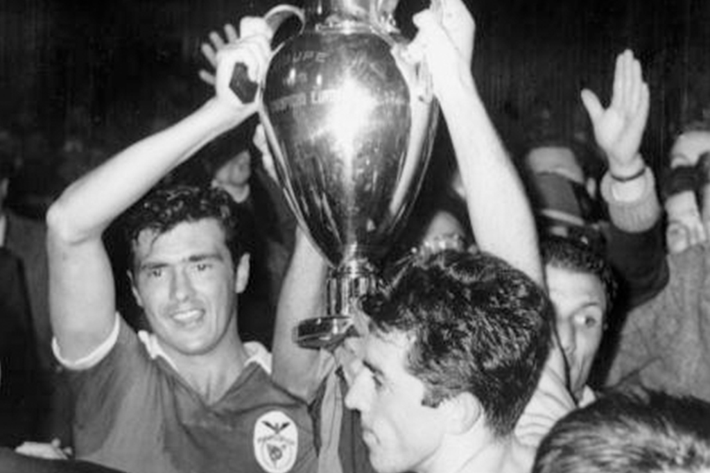 José Águas levanta o troféu de campeão europeu de clubes