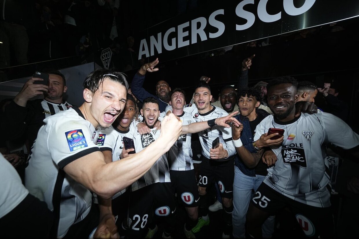 Angers acompanha Auxerre no regresso à Ligue 1