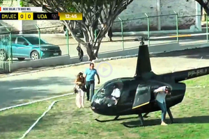 Inslito: helicptero aterra no relvado e interrompe jogo no Brasil