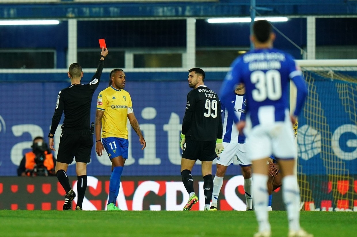 Críticas à arbitragem do jogo com o Estoril valem multa pesada ao FC Porto