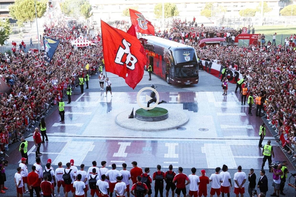 Apoio além bancadas: as melhores imagens da recepção dos adeptos ao plantel do Benfica