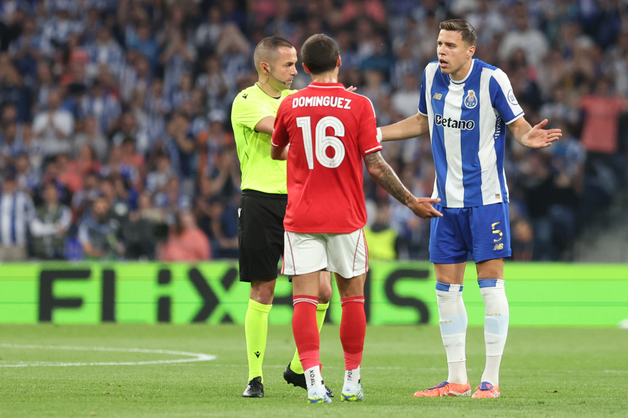UEFA pune Bednarek com dois jogos e polaco falha deslocação a Sevilha
