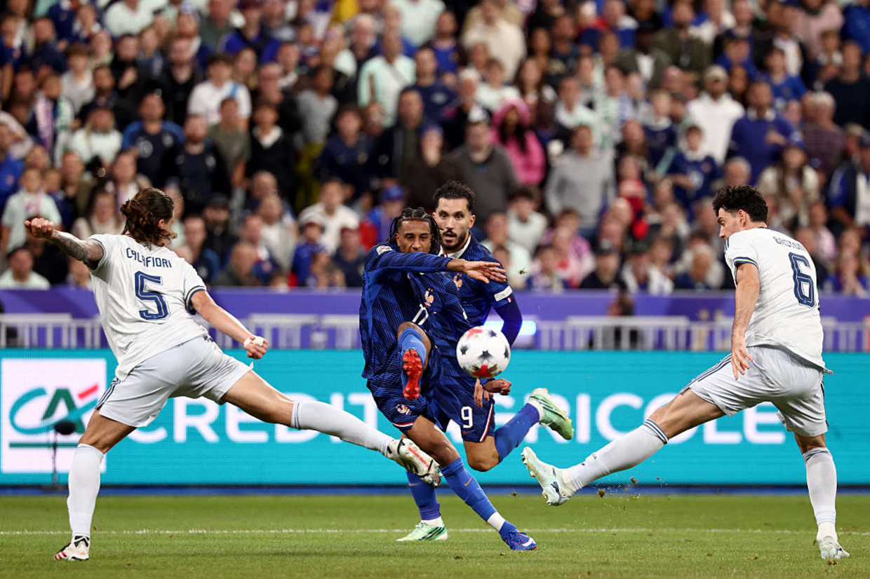 Itália consegue empate no Stade de France, Bélgica vence tranquilamente