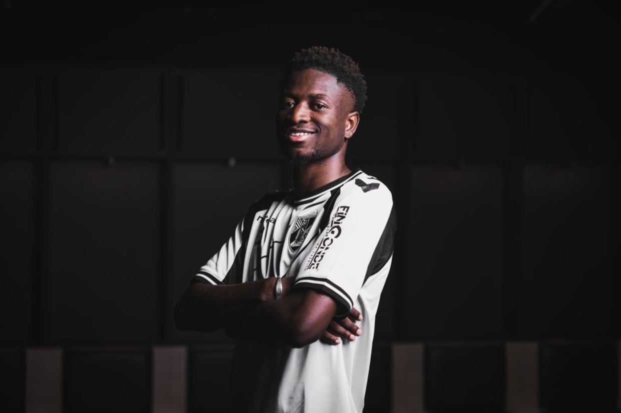 Vitória SC contrata central que jogou com Issa Doumbia em Itália
