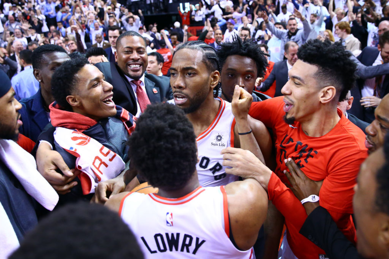 Kawhi Leonard ultrapassa polémica com renovação milionária com os Raptors