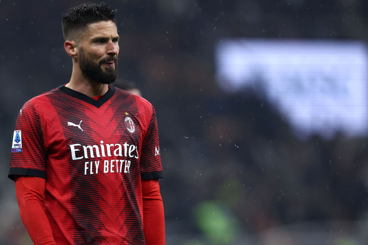 OFICIAL | Giroud despede-se dos adeptos do Milan para rumar à MLS