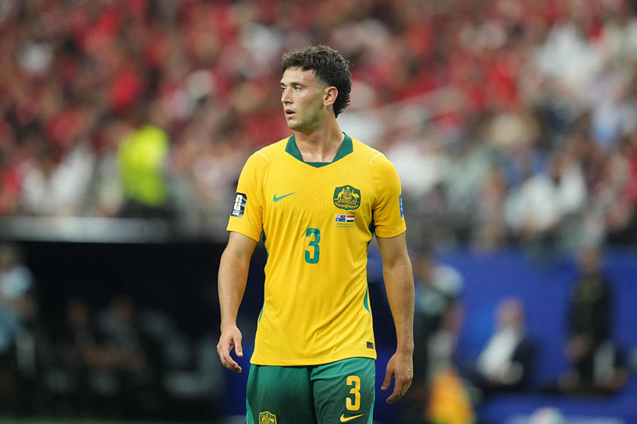 Defesa australiano aterra em Lisboa para assinar pelo Benfica