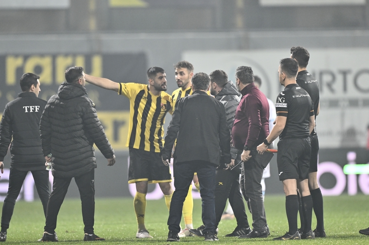 Presidente de clube turco mandou equipa sair... por não assinalarem um pénalti