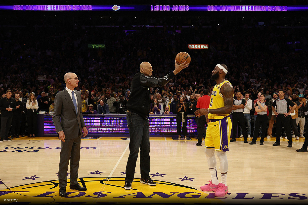 Lebron James entra para o clube dos bilionários; veja como ele conquistou a  fortuna