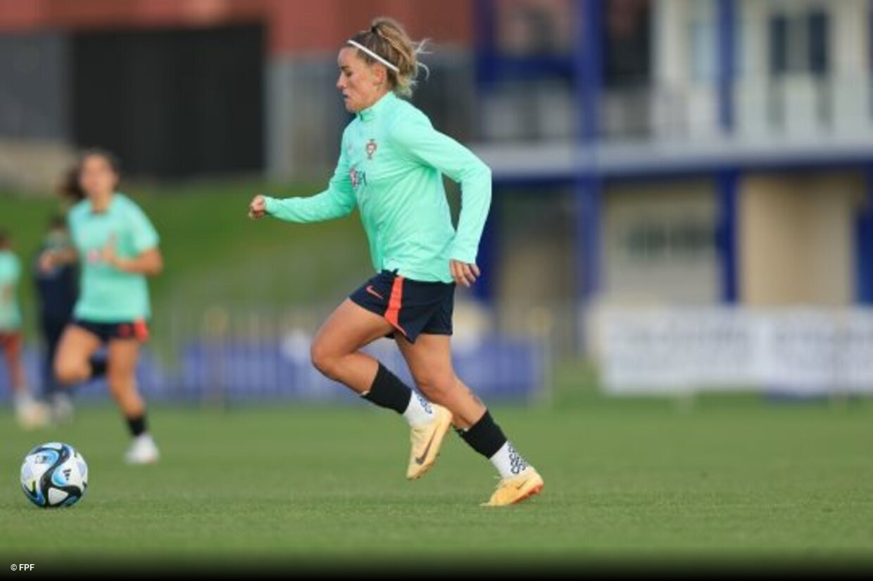 Seleção feminina realiza último treino antes de jogo com a Espanha