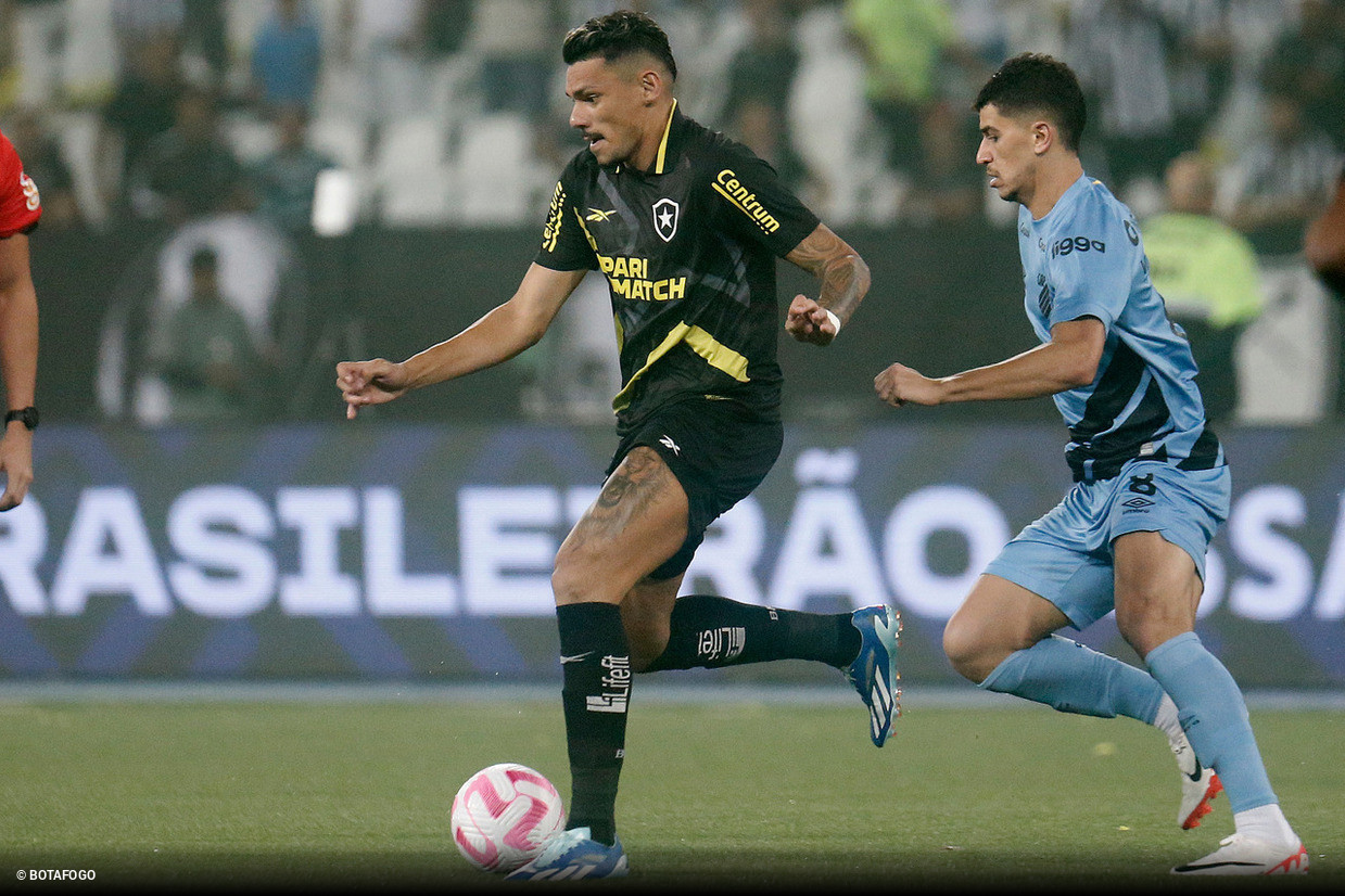 Com moral alto, Athletico-PR recebe Botafogo, líder do Brasileirão