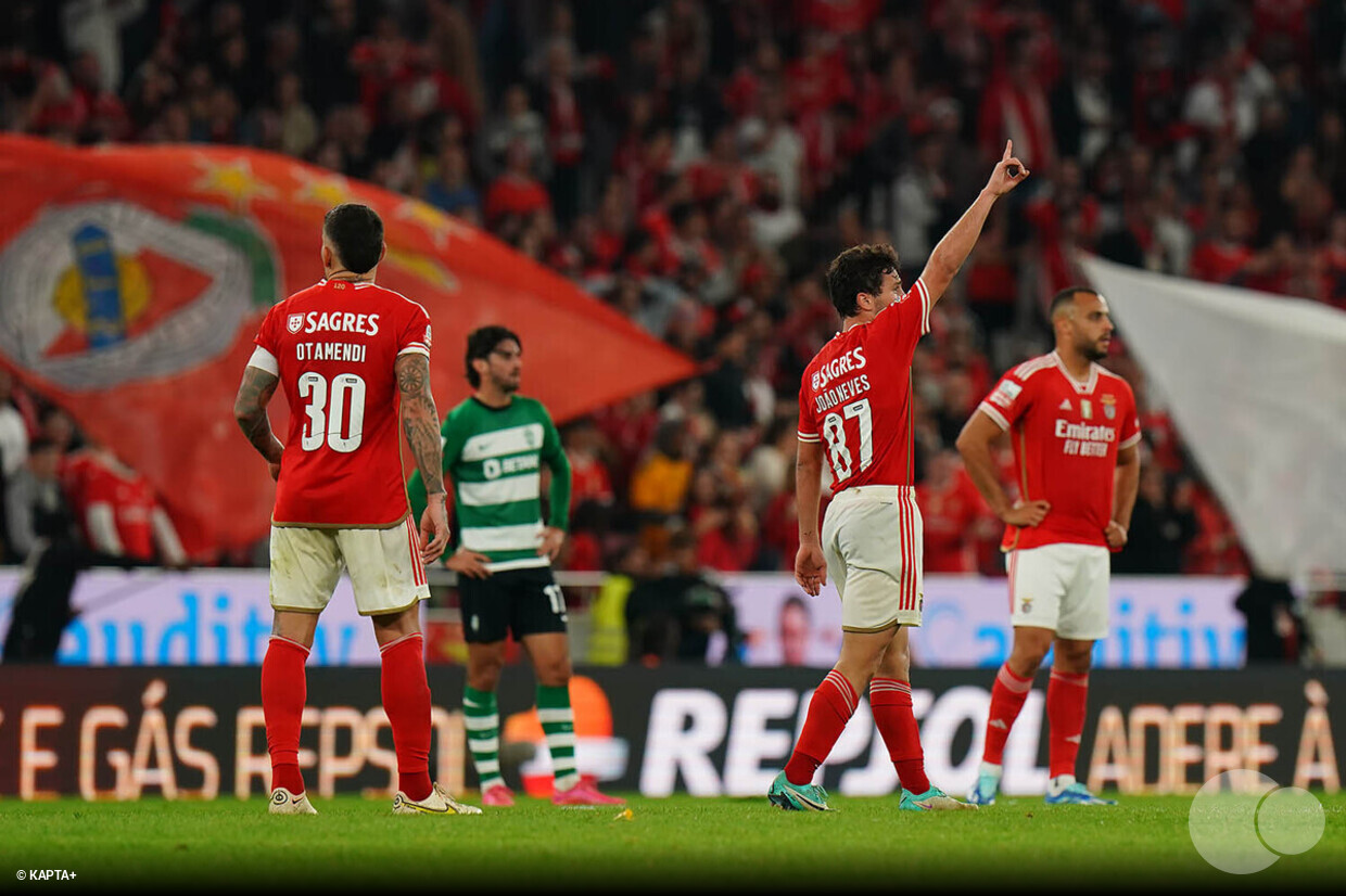Benfica vence o Sporting nos descontos e por quatro centímetros, Crónica  de jogo