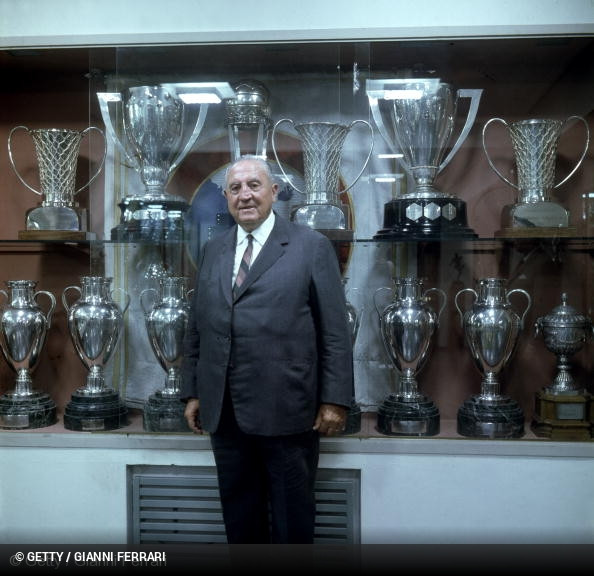 Santiago Bernabu na sala de trofus do Real Madrid