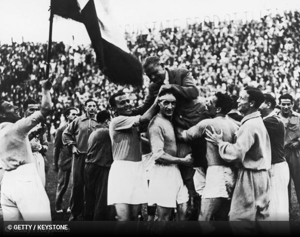 Vittorio Pozzo levado em ombros depois da conquista do Mundial
